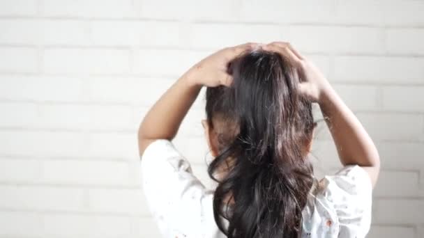 Adolescenta Baiat Scratching Cap Împotriva Negru Fundal — Videoclip de stoc