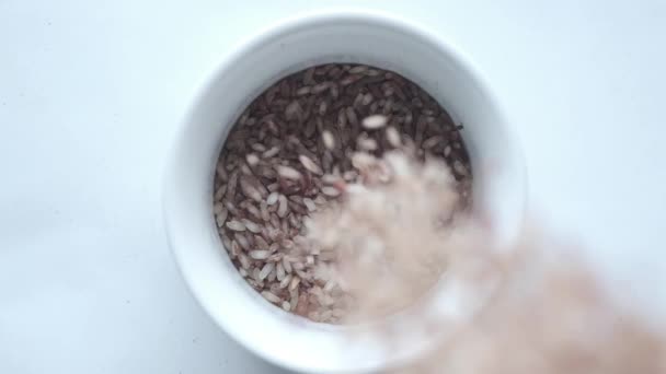 Roher Brauner Reis Auf Holzgrund Von Oben Nach Unten — Stockvideo