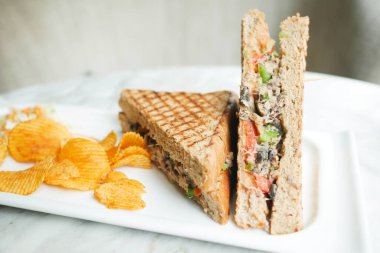Masada ton balıklı sandviç ve patates kızartması. 