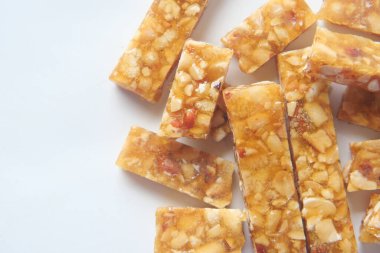 Masada badem ve yulaf proteini var.