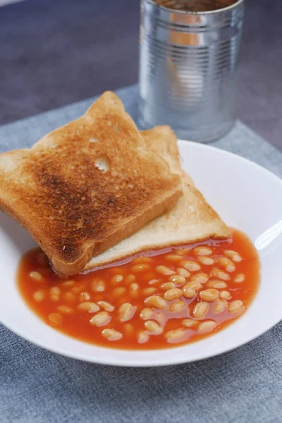 Hälla Bönor Från Tennbehållare — Stockfoto