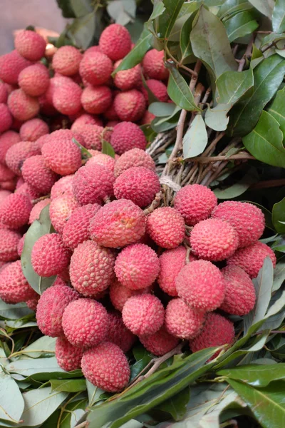 Lychee Mûr Avec Feuille Sur Table — Photo