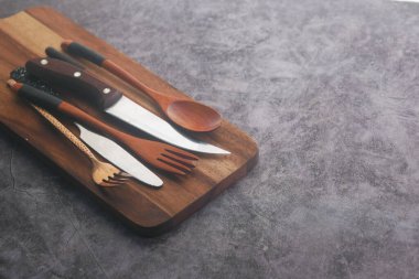 Siyah arka planda ahşap doğrama tahtası.