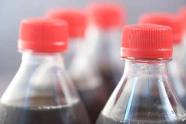 Masanın üzerinde plastik meşrubat şişeleri .