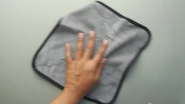 人の手を閉じて布でテーブルを掃除する — ストック動画