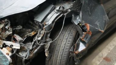 Siyah araba bir trafik kazasında hasar gördü. .