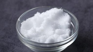 Tabaktaki kaba tuz. .