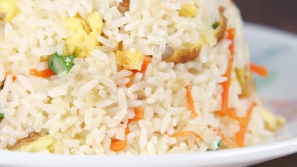 Μαγειρεμένο Ρύζι Ένα Μπολ Στο Τραπέζι Κοντά — Αρχείο Βίντεο