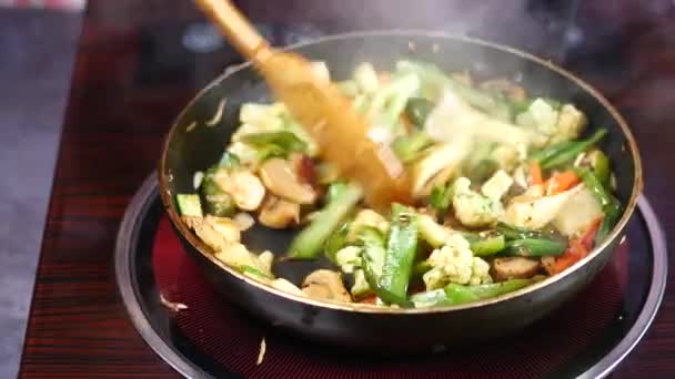 用平底锅烹调新鲜蔬菜 顶部视图 — 图库视频影像