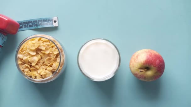 Cereal Milk Apple Dumbbell Table — Stock Video