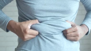 Erkeklerin el ele tutuşması aşırı göbek yağları, aşırı kilolu kavramlar.