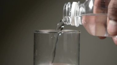 Yavaş yavaş bardağa su dökülüyor. .