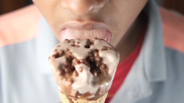 Genç Çocuk Çikolata Aromalı Dondurma Yiyor — Stok video