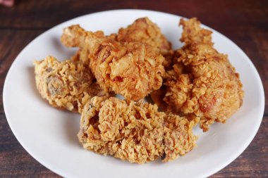 Tabağın üstünde kızarmış tavuk var. 