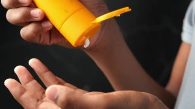  Gençler güneş kremi kullanıyor. .