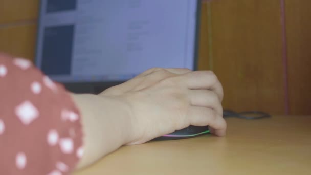 Kobiety Ręka Myszką Komputerową Zbliżenie — Wideo stockowe