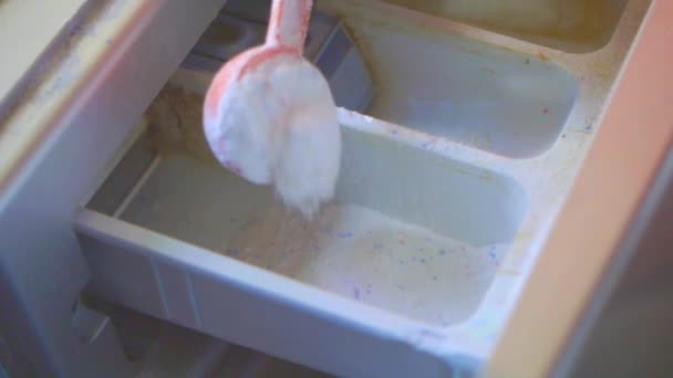 プラスチック製のスプーンから注ぐ粉末を洗う — ストック動画
