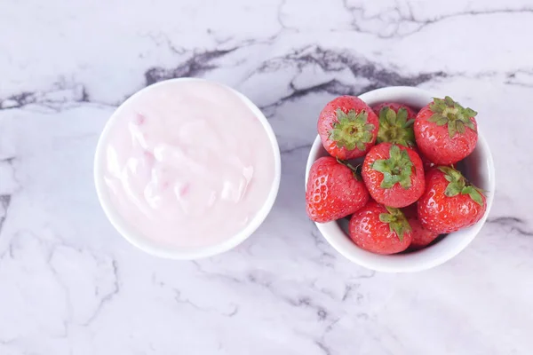 Yogurt Strawberry Bowl White — Stockfoto