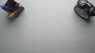 Masadaki boş kağıt üzerindeki erkeklerin üst görünümü .