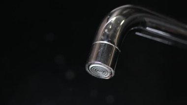 Akan su closeup ile musluk