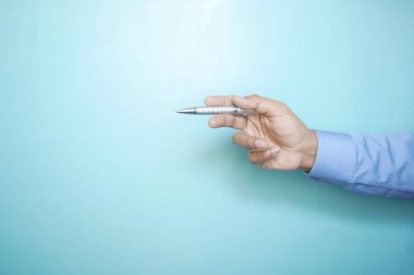 Mavi arka planda bir kalemi oyar .