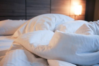 Sabahın köründe dağınık yatak, uyandıktan sonra dağınık yatak. .