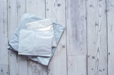  Masadaki dağıtım paketinin üst görünümü ,