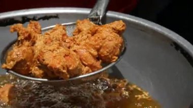  Kızarmış tavuk ve açık havada kızartma. .