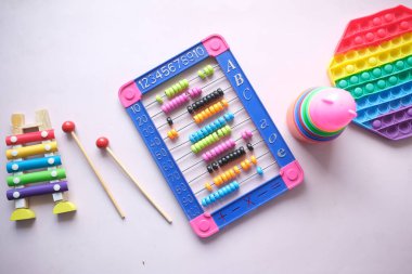  Masadaki matematik öğrenme oyuncağını saymak .