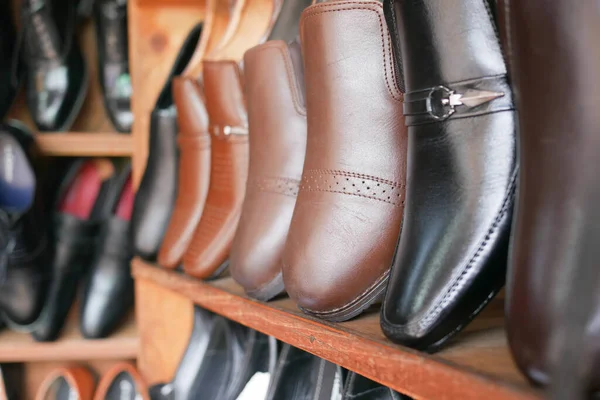 地元の店で販売のための靴のディスプレイ — ストック写真
