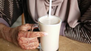 Kafede muzlu milkshake içen genç kadınlar .