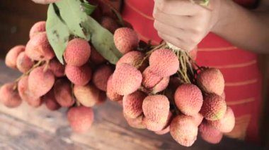  Genç adamlar Lychee 'yi yakın tutuyorlar. ,