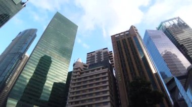  Singapur modern şehir binalarının düşük açılı görüntüsü..