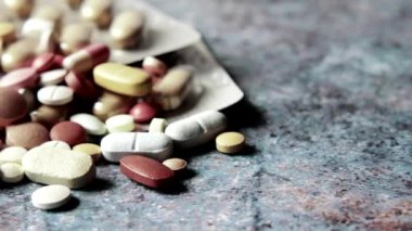 Seçici odaklanma. Pek çok renkli hap ve kapsülü kapat .