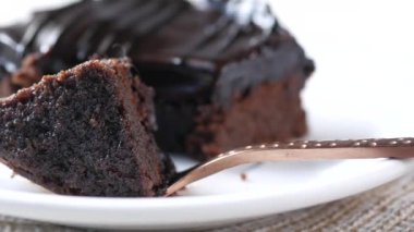 Tabakta bir dilim browni. .