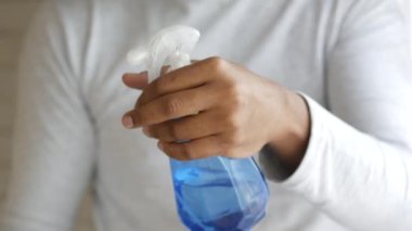 Masa yüzeyini temizlemek için dezenfektan spreyi kullanın.