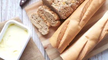 Kesme tahtasında tereyağı kesme