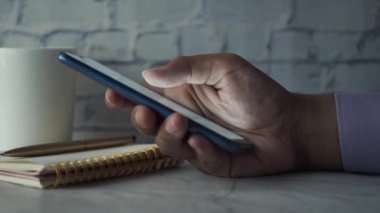 Geceleri akıllı telefonları kullanarak erkeklerin elini kapat. .