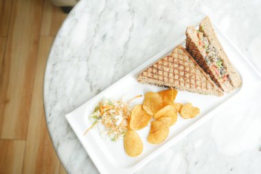 Masada ton balıklı sandviç ve patates kızartması. 