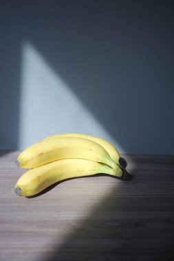 Masadaki bir kasede taze muzu kapat.