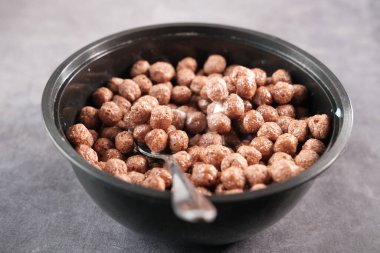 Çikolatalı mısır gevreği masada bir kasede. ,