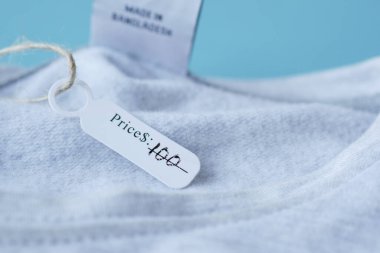 Bir gömleğin fiyatı 100 dolar.