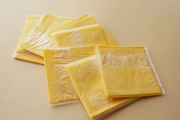 Transparente Packung Mit Käsescheiben Auf Gelb — Stockfoto