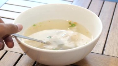 Masadaki kasede köfte çorbası