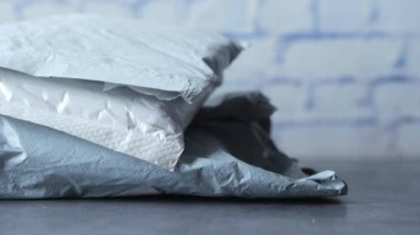 Masanın üzerinde gri renkli kağıt baloncuk zarfı ,