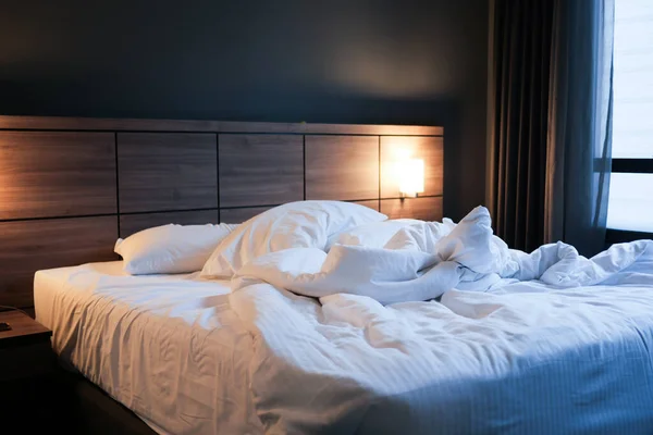 Sabahın köründe dağınık yatak, uyandıktan sonra dağınık yatak. .