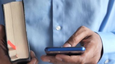 Akıllı telefon kullanarak genç adamın elini kapat.