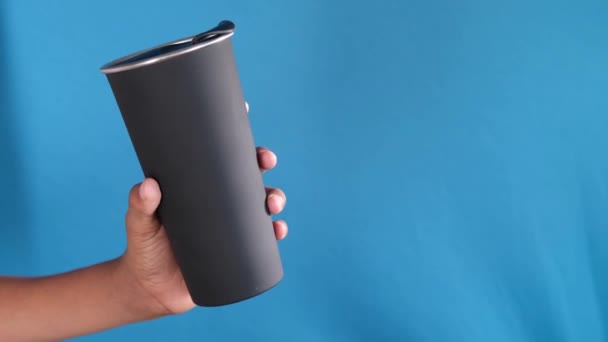 Holding Reusable Eco Coffee Cup — Stock Video