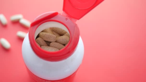 Pastillas Médicas Recipiente Sobre Fondo Rojo — Vídeo de stock