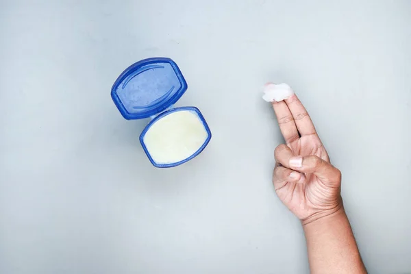 Primer Plano Mano Del Hombre Usando Vaselina — Foto de Stock